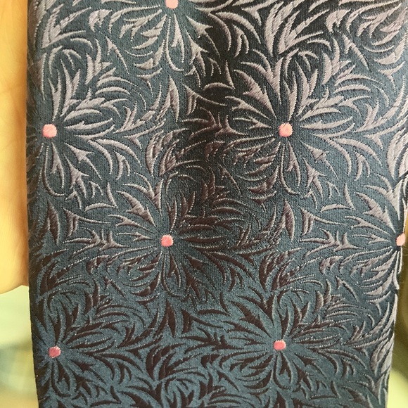 Penrose London 100% silk men’s necktie. Made in England. Deep navy w/ pink dot. - Picture 7 of 7